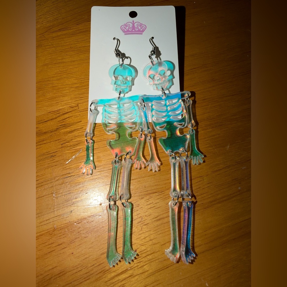 Three NEW pairs of earrings. Skulls and cats. 🐈‍⬛ ☠️